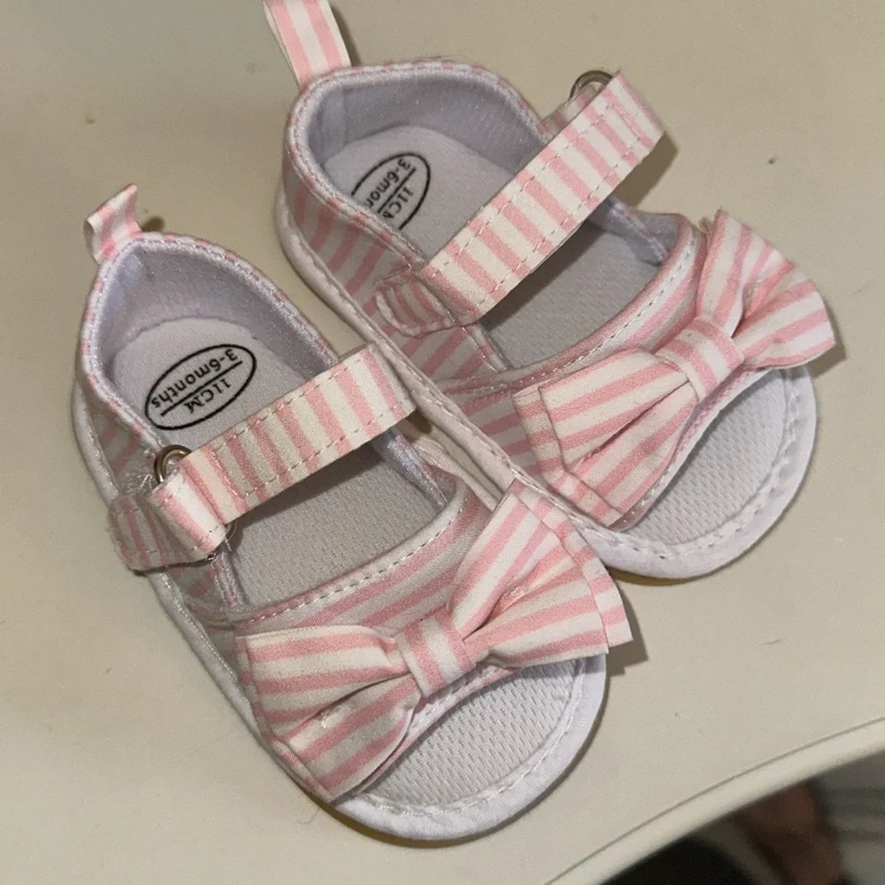 5 / $20 💖 Pink Striped Kids Shoes with Bow